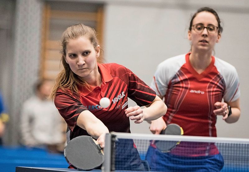 Fokussiert auf das Podest: Die Wädenswilerin Julia Bodmer erspielt sich mit Ramona Landolt (rechts) in Rapperswil-Jona eine Bronzemedaille im Doppel. Foto: Stefan Kleiser
